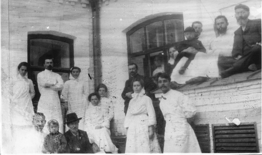 Во дворе больницы для мастеровых и рабочих. Иваново-Вознесенск, 1910г..jpg