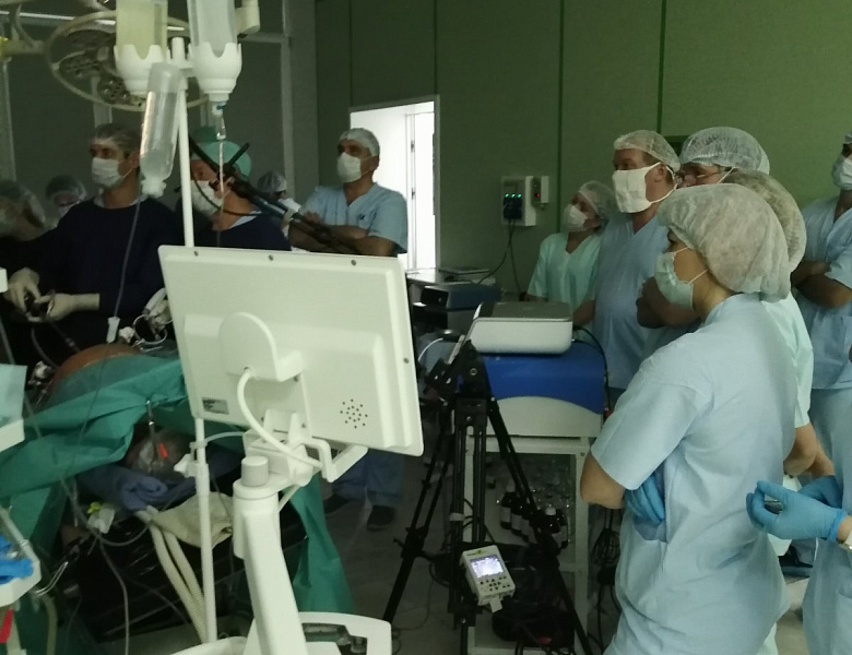 Хирурги перенимают опыт ведущих специалистов