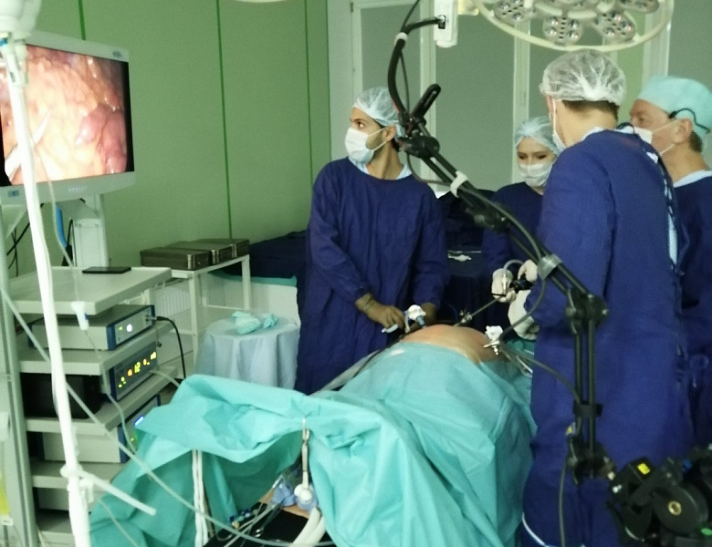 Хирурги перенимают опыт ведущих специалистов